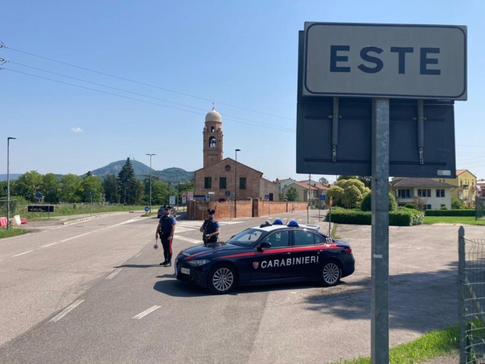 54enne ubriaco gira per il centro di Este con una catena e minaccia i clienti di un bar