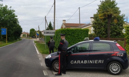 Si nasconde dietro una siepe per sfuggire ai Carabinieri, 20enne beccato con 13 grammi di hashish