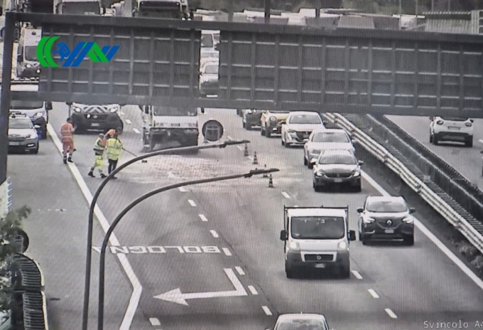 Camion perde il carico sull’autostrada A4, code fino a 8 km in direzione Trieste