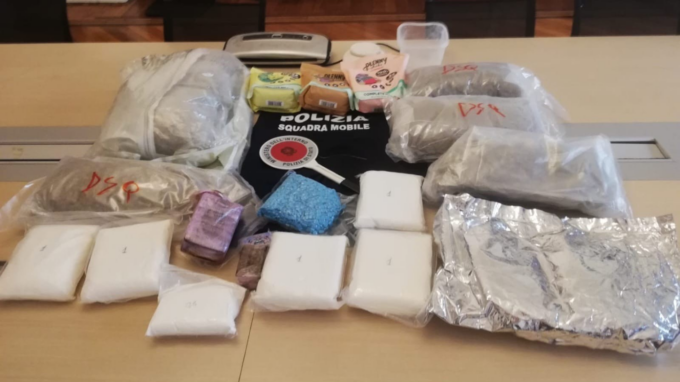Giovane di Cadoneghe fermato con una borsa sospetta, trovato con oltre 17 kg di droga