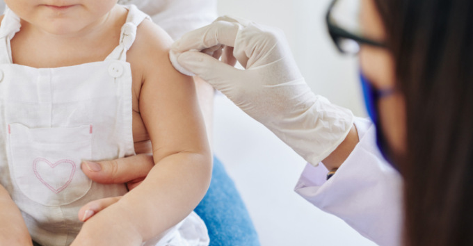 740 casi di pertosse a Padova nei primi cinque mesi del 2024, l’allarme del professor Baraldi alle mamme: “Vaccinate i bambini”