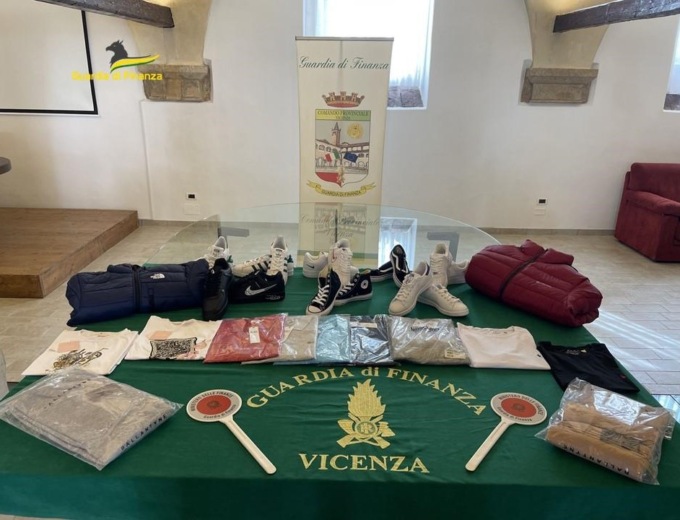 Vendevano articoli Nike e Adidas, ma contraffatti: sequestrati 5.200 capi sportivi anche in un’azienda di Padova