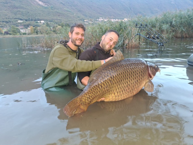 Pescata una carpa da più di 35 chili nel lago d’Endine, due padovani stabiliscono il record italiano