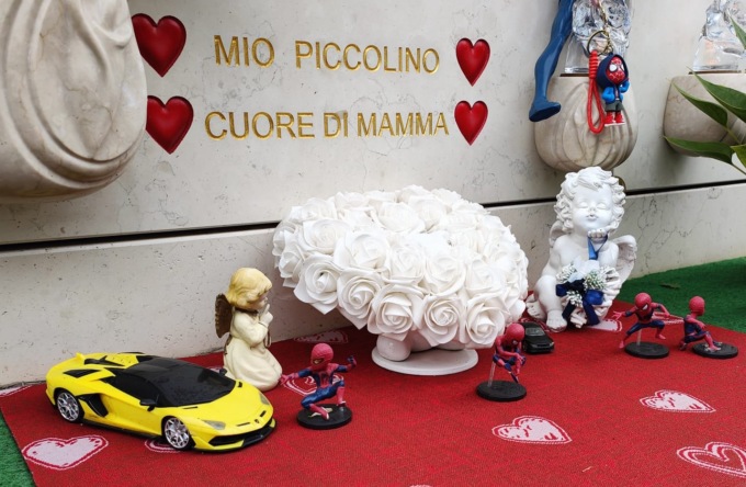 Giochi e ricordi rubati dalla tomba del piccolo Tristan, morto di leucemia a 3 anni