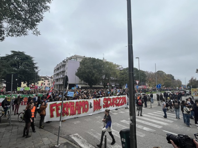 Dalla stazione a piazza Garibaldi, 5mila persone in corteo contro il DDL Sicurezza