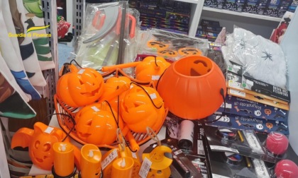 14mila giocattoli pericolosi e contraffatti per Halloween: a Padova maxi sequestro della Guardia di Finanza