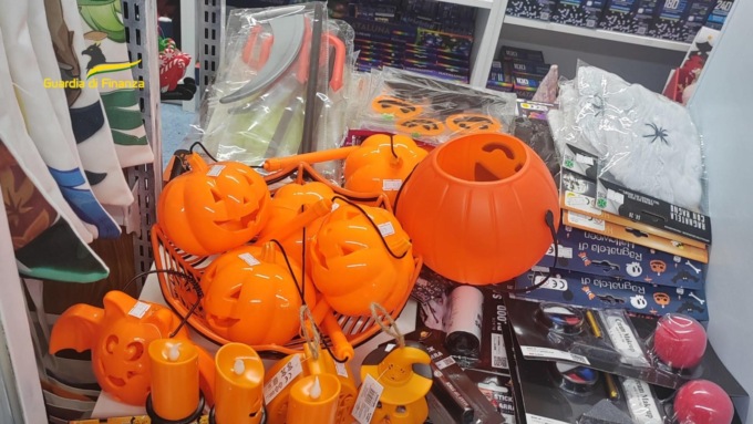14mila giocattoli pericolosi e contraffatti per Halloween: a Padova maxi sequestro della Guardia di Finanza