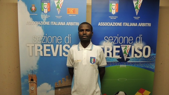 Insulti razzisti contro il guardalinee durante la partita: emessi due Daspo di 5 anni