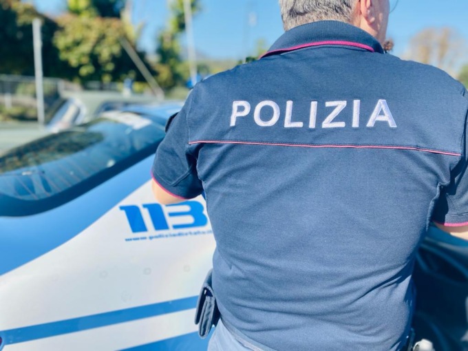 Padova, poliziotti accerchiati e aggrediti durante un controllo in un bar