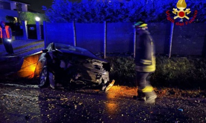 Scontro frontale tra due auto in Via Caltana, ferita una conducente