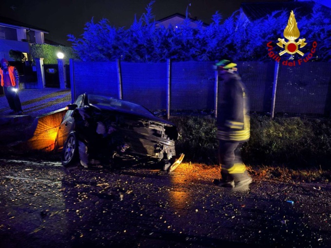 Scontro frontale tra due auto in Via Caltana, ferita una conducente