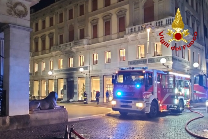 A fuoco il magazzino del mega store Zara: evacuati i residenti del palazzo