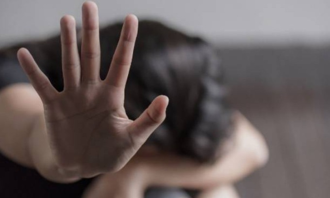 “Se mi lasci fai una brutta fine”, 19enne aggredisce l’ex fidanzata 15enne e sua mamma