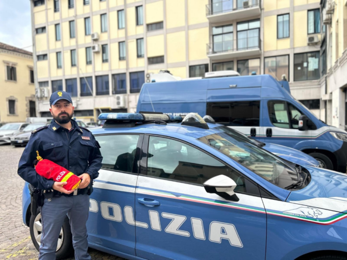 34enne si getta nel Bacchiglione, soccorsa da quattro giovani che restano impantanati: salvati dalla Polizia con le sacche di lancio