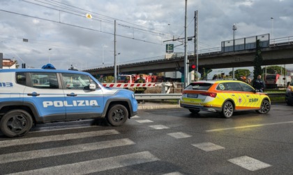 Viene travolta da un treno mentre attraversa il passaggio livello: muore una ragazzina di 12 anni