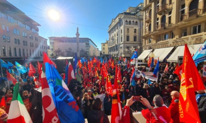 Sciopero generale, anche a Padova in migliaia sfilano per le strade contro la manovra economica