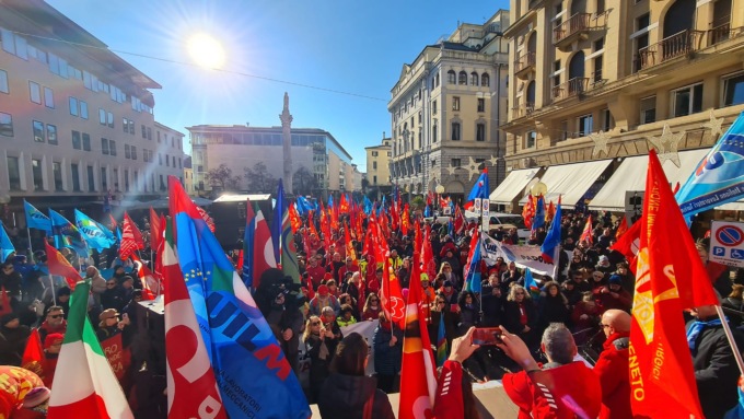 Sciopero generale, anche a Padova in migliaia sfilano per le strade contro la manovra economica