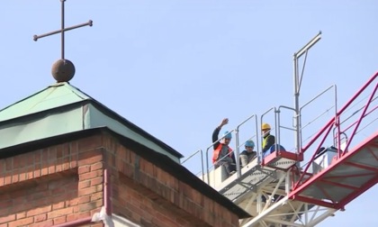 In cima a una gru per protestare contro gli stipendi arretrati, la protesta di tre operai a Padova