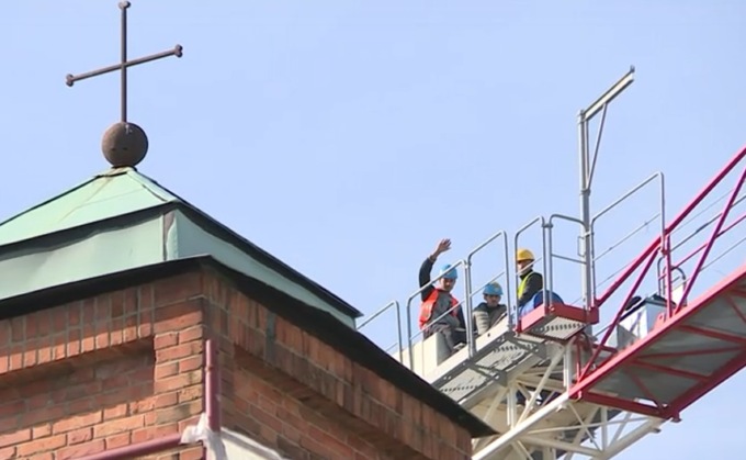 In cima a una gru per protestare contro gli stipendi arretrati, la protesta di tre operai a Padova