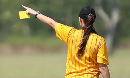 Insulti sessisti all'arbitra, calciatore 17enne squalificato dodici giornate