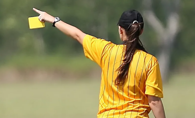 Insulti sessisti all’arbitra, calciatore 17enne squalificato dodici giornate