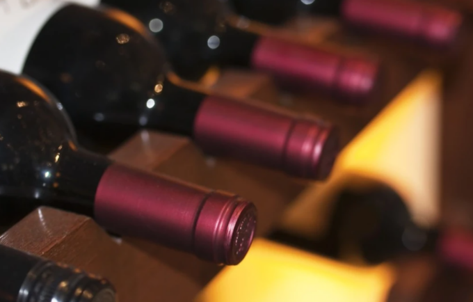 Entrano in una baita e rubano bottiglie di vino, poi si ubriacano e finiscono in ospedale
