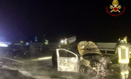 Prima lo scontro tra due auto e poi l'incendio, serata di traffico sull'A4 tra Grisignano e Padova Ovest