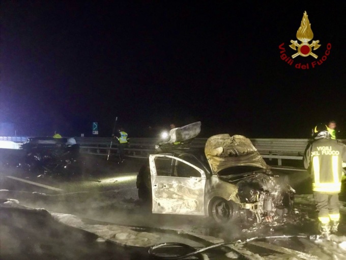 Prima lo scontro tra due auto e poi l’incendio, serata di traffico sull’A4 tra Grisignano e Padova Ovest