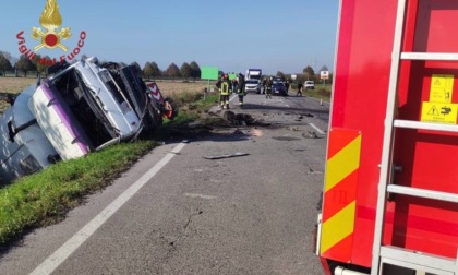 59enne alla guida di una Golf muore nello scontro frontale con una macchina spazzatrice