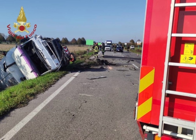 59enne alla guida di una Golf muore nello scontro frontale con una macchina spazzatrice