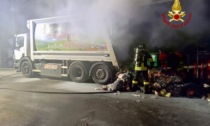 Incendio nella notte all'ecocentro di Piove di Sacco, a fuoco un camion compattatore