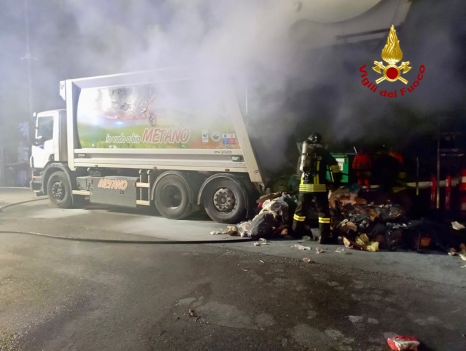 Incendio nella notte all’ecocentro di Piove di Sacco, a fuoco un camion compattatore