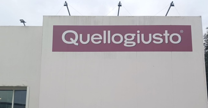 Tenta di rubare pantaloni da 170 euro nel negozio “Quello Giusto”, 64enne arrestato per rapina impropria