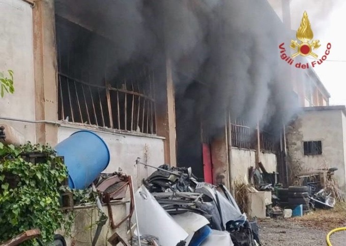 Incendio alla Carrozzeria Euganea di Battaglia Terme: distrutto il capannone
