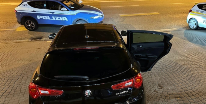 Con un’Alfa Romeo rubata tentano il furto di computer in un negozio di elettronica, sventato colpo da 18mila euro
