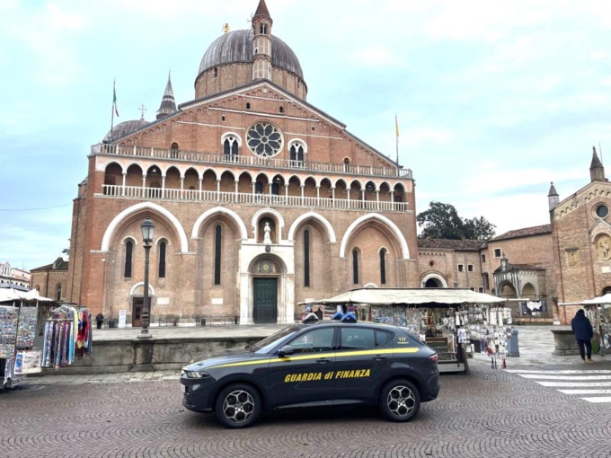 Accessori per smartphone e integratori alimentari irregolari, maxi sequestro della Guardia di Finanza