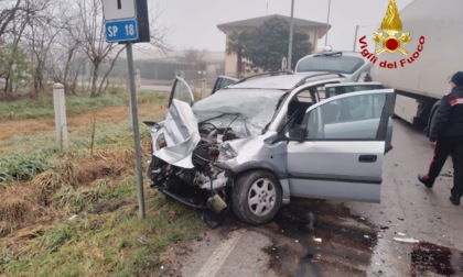 Frontale tra un camion e un'auto a Santa Margherita d'Adige, morto un 79enne