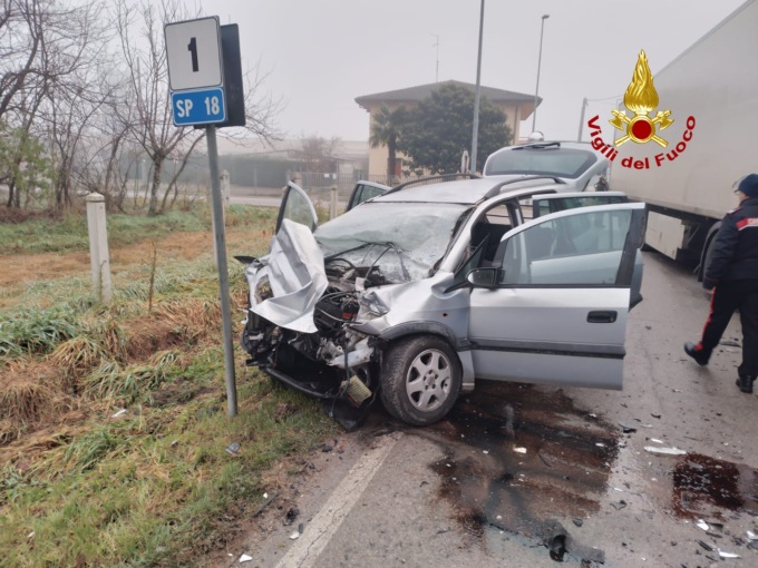 Frontale tra un camion e un’auto a Santa Margherita d’Adige, morto un 79enne