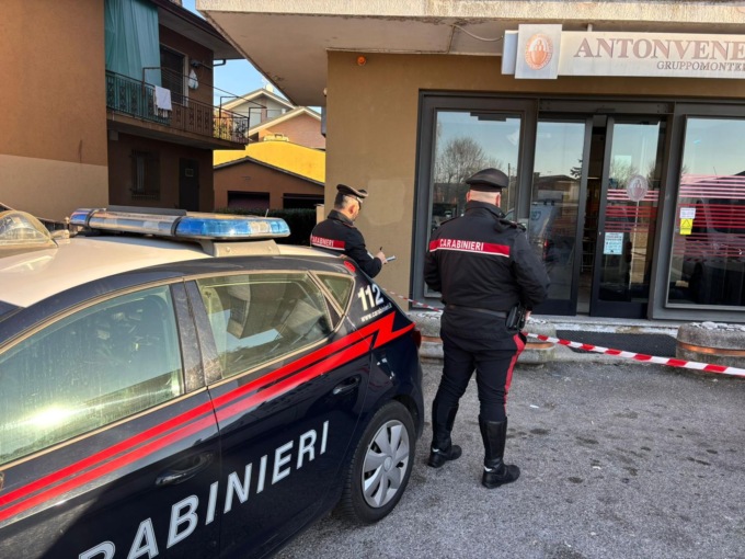 Esplosione nella notte a Santa Giustina in Colle: ladri fanno saltare in aria un bancomat