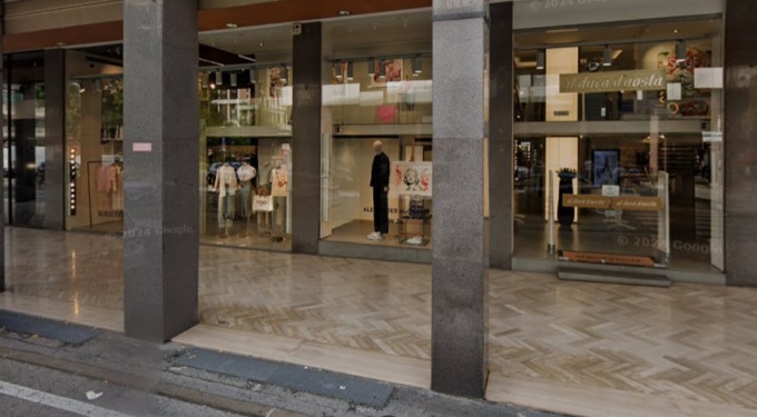 Furto lampo all’atelier “Al Duca d’Aosta”, ladro si crea un varco col flessibile