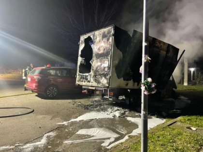 Furgone in fiamme al distributore Q8 di Conselve: danneggiata un’auto