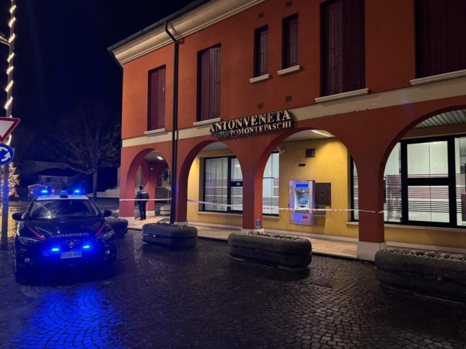 L’esplosione è troppo debole e il bancomat non salta in aria, ladri scappano a mani vuote