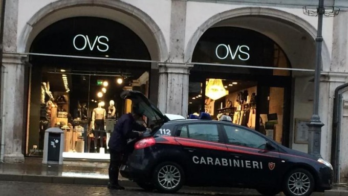 30enne tenta di rubare 250 euro di vestiti da OVS, ma viene scoperto dalla vigilanza