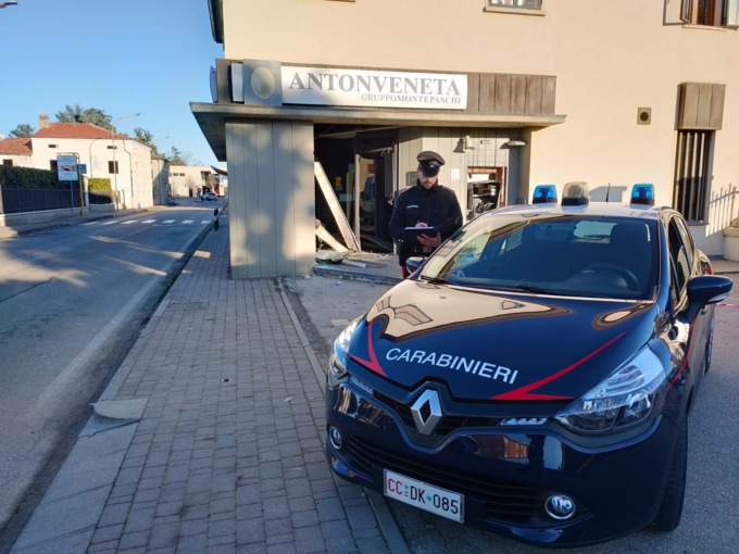 Doppio bancomat assaltato nella notte: dopo il colpo fallito a Vo, i ladri fanno centro a Campodoro