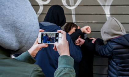 Prima di entrare in classe viene pestato dai bulli e ripreso con il cellulare: il video finisce sui social