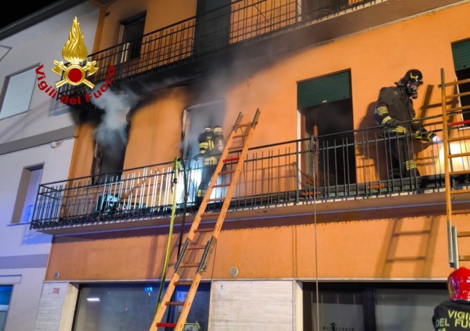 74enne muore facendo esplodere il proprio appartamento con una bombola di gas
