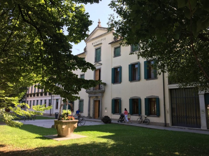 Monselice, testa di cinghiale davanti al Municipio: indagini in corso