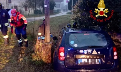 Dacia Duster esce di strada e finisce in un fossato a Campodarsego