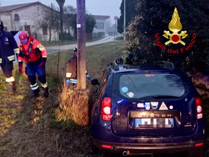 Dacia Duster esce di strada e finisce in un fossato a Campodarsego
