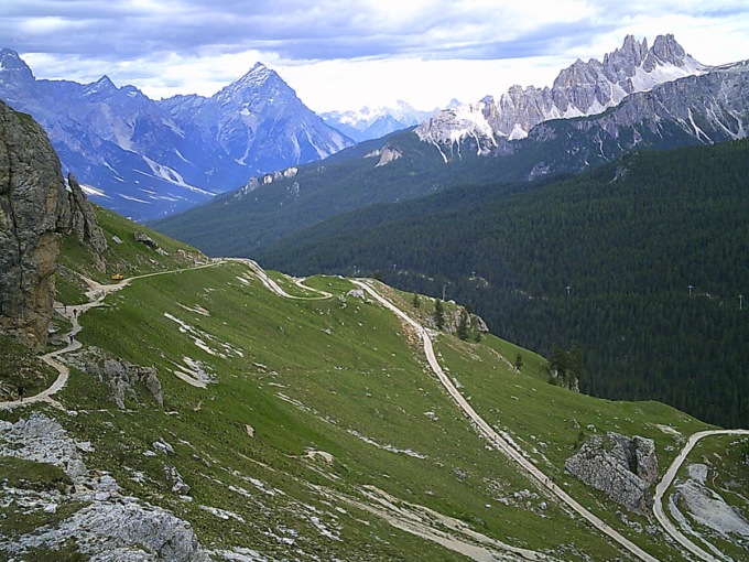 Escursionista padovano cade dalla Ferrata del Col dei Bos a Cortina: tentava di recuperare un guanto